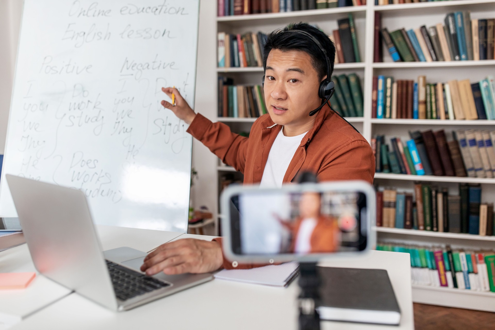 Formateur expert en stratégie digitale animant un atelier